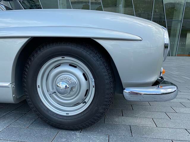 Stahlfelgen mit Zentralverschluss und prägnante Kiemen in den Flanken verströmen Rennflair 