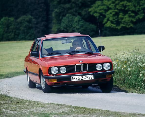 Für Effizienz stehen ab März 1983 in Deutschland die neuen Typen BMW 525e (eta) und der 518i mit Vierzylinder-Einspritzer