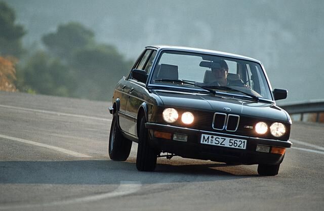 Das Spitzenmodell BMW M5 mit einem 286 PS starken 3,5-Liter-Motor feiert 1985 seinen deutschen Marktstart