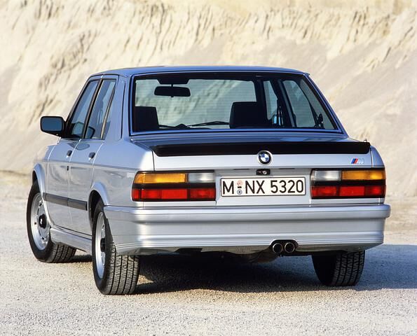 Ab September 1984  sind die Katalysator-Versionen von 535i, M535i (M535i optisch erkennbar an Spoilern) und 525eta bestellbar