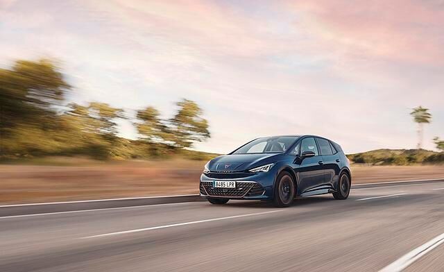 Der Cupra Born startet zunächst mit einem 58 kWH-Akku und einer Leistung von 150 kW/204 PS für 37.220 Euro