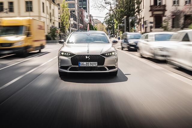 Mit seinem für die Marke üblichen großen Kühlergrill im Diamant-Design fällt der Fünftürer auf der Straße gleich auf