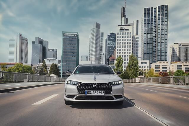 Der DS 9 kann eine gewisse Verwandtschaft zum etwas kürzeren, aber auf der gleichen EMP2-Plattform aufbauenden Konzernbruder 508 nicht verleugnen