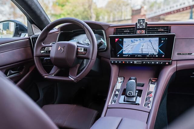 Modern, aber konventionell geht es bei den Digitalinstrumenten zu. Wie bei vielen neuen Modellen blickt auch hier der Fahrer durchs Lenkrad auf ein 12,3 Zoll großes Kombiinstrument und mittig auf...