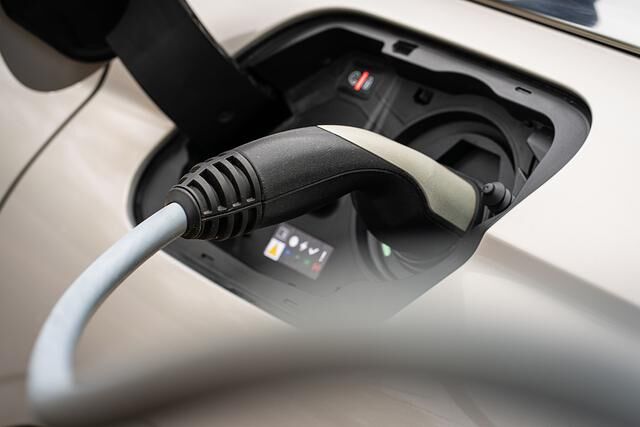 Beim Antrieb haben wir uns für die Plug-in-Variante (E-Tense 225) entschieden