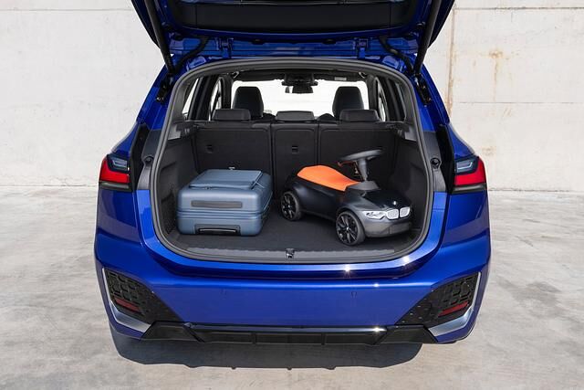 Der Kofferraum fällt üppig aus