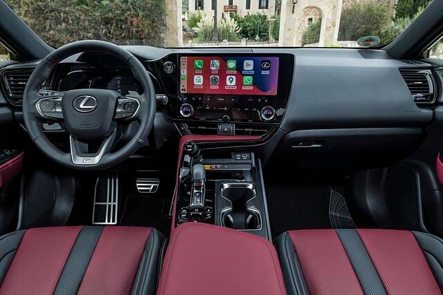 Deutlich modernisiert wurde der Arbeitsplatz im Lexus NX