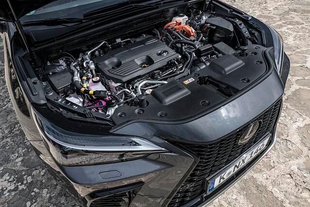 Der Lexus NX 450h+ kombiniert einen 2,5-Liter-Benziner mit einem starken E-Antrieb, der dank großer Batterie auch bis zu 76 Kilometer emissionsfreies Fahren erlaubt
