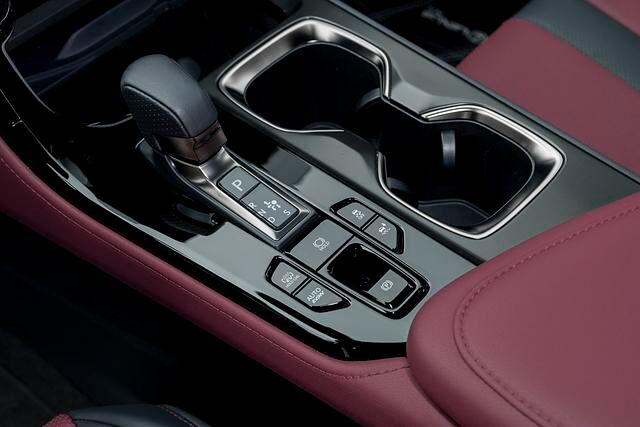 In der aufgeräumten Mittelkonsole befinden sich Knöpfe, mit denen man zwischen elektrischer oder hybridischer Fahrweise wählen kann