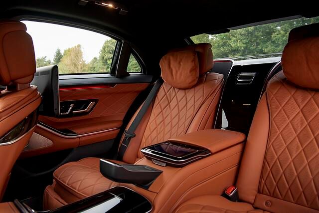 Im Fond geht es gewohnt komfortabel zu