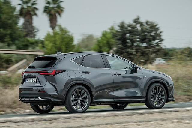 Das Blechkleid des NX bietet weiterhin ein markantes Sickenspiel, doch fallen die Linien im Vergleich zum Vorgänger weniger scharf aus