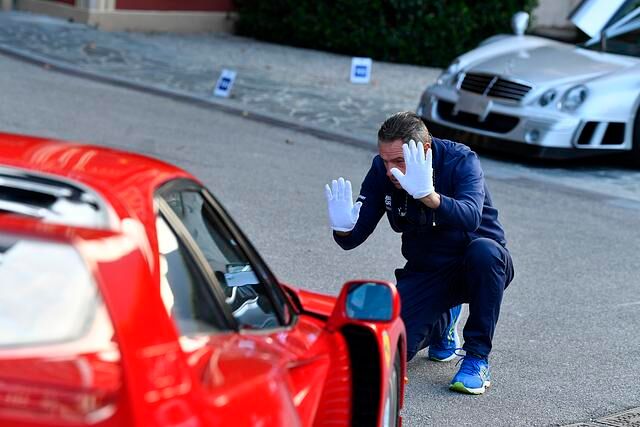 Die Autos werden penibel eingewiesen und mit Samthandschuhen angefasst