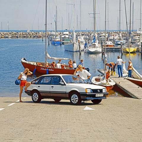 Parallel wurde zudem der Ascona auch in einer fünftürigen Variante mit großer Heckklappe angeboten. Hier die Version SR E