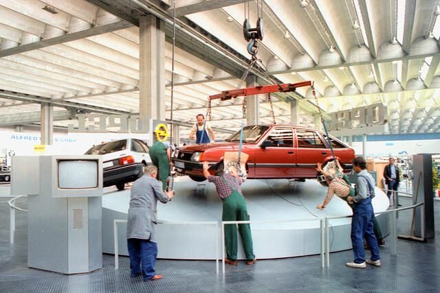 1981 feierte der Opel Ascona C auf der IAA in Frankfurt seine Weltpremiere. Das Bild zeigt, wie damals der Stand auf der Messe aufgebaut wurde