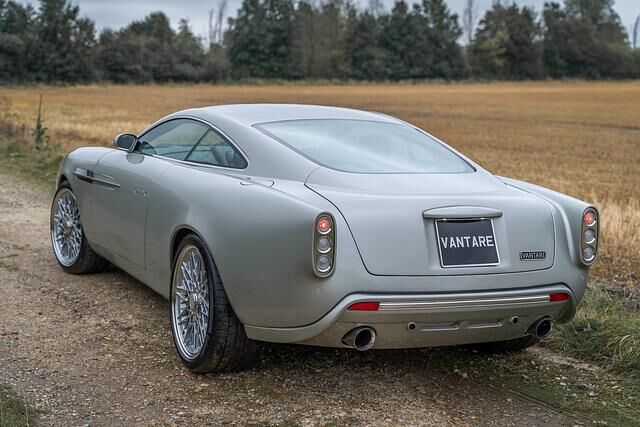 Die Rückleuchten zitieren ebenfalls Aston-Martin-Modelle aus den 1960er-Jahren