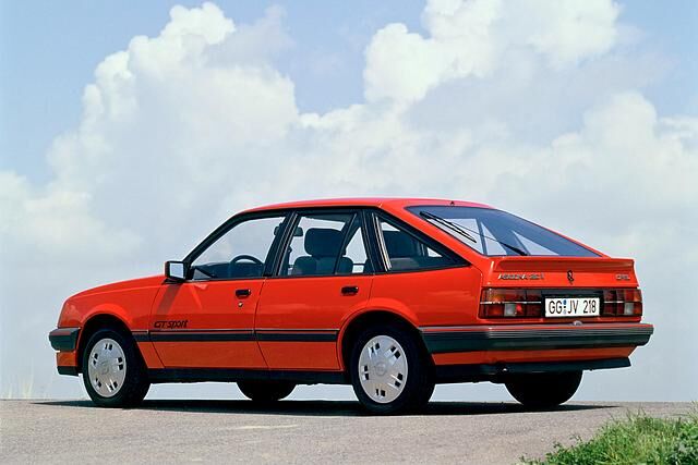 1986 erhält der Ascona ein Facelift. Die Ausstattungslinien sind gegliedert in LS, GL, GLS und GT. Die Motorenpalette wird um neue 2,0-Liter-Einspritzer ergänzt