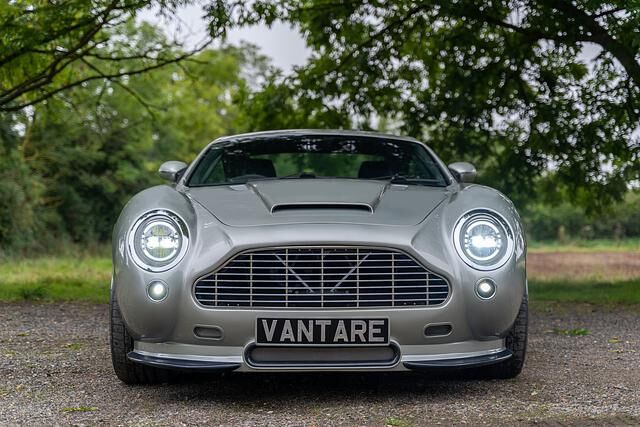 Wie das Vorbild DB5 setzt BAE beim Frontdesign des Vantare auf runde Leuchtelemente in der Front