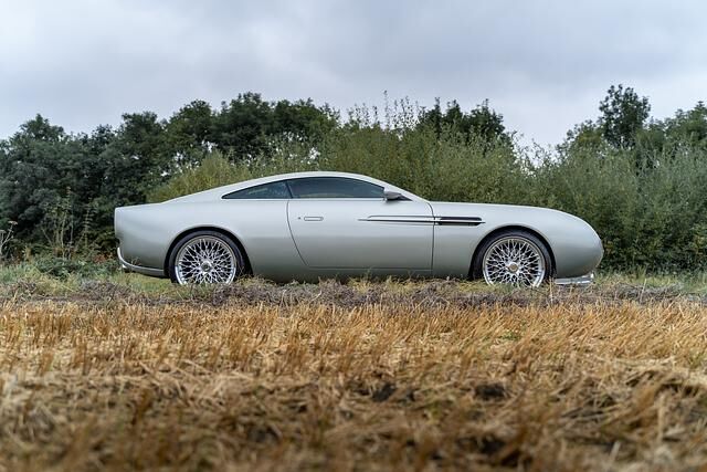 Vor allem die seitliche Fenstergrafik lässt den DB9 erahnen, der unter dem Retro-Kleidchen des Vantare GT steckt