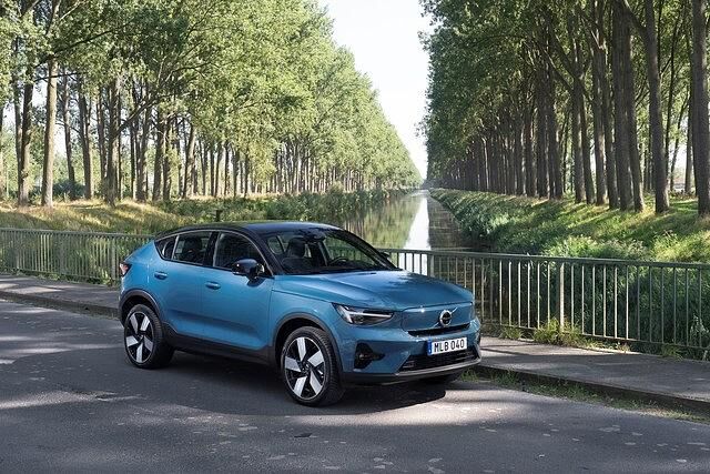 Jeweils vorne und hinten sitzt eine E-Maschine mit 150 kW Leistung, macht in der Summe somit 300 kW/408 PS