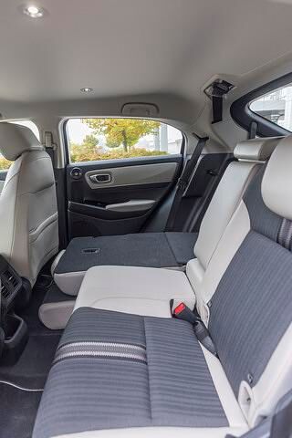 Wie auch der Kleinwagen Jazz hat der HR-V die sogenannten Magic Seats an Bord. Die hinteren Sitze lassen sich nicht nur Umklappen, sondern ähnlich wie in einem Kino auch Hochklappen