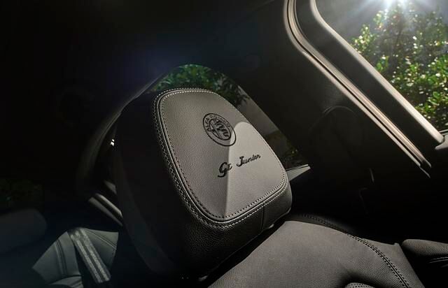 Ledersitze und die prägnante Stickerei auf den Kopfstützen mit dem „GT Junior“-Schriftzug dürfen nicht fehlen