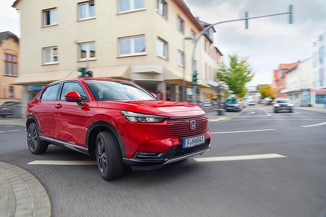 Das SUV wartet mit betonten Radläufen samt großen Rädern (18 Zoll), lang gezogenen Leuchteneinheiten, einem großen Kühlergrill und natürlich auch mit einer abfallender Dachlinie auf