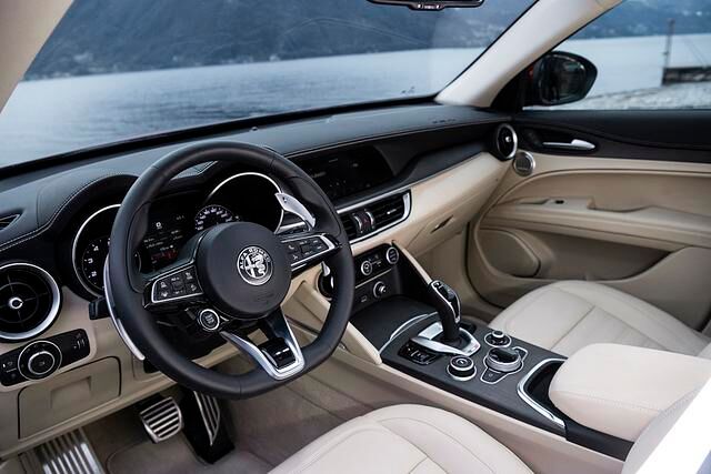 Das „6C Villa d’Este“-Sondermodell zeichnet sich etwa durch die Dreischicht-Lackierung „Rosso Etna“, verchromte Fensterrahmen und beige Lederpolster aus