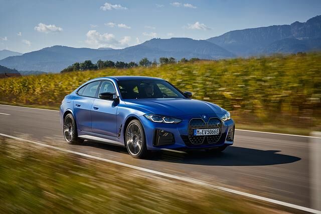 Ab November werden zwei i4-Varianten ans Stromnetz gehen: der BMW i4 eDrive40 mit 250 kW/340 PS, Hinterradantrieb und 590 Kilometer Reichweite (nach WLTP) und der BMW i4 M50 mit 400 kW/544 PS,...