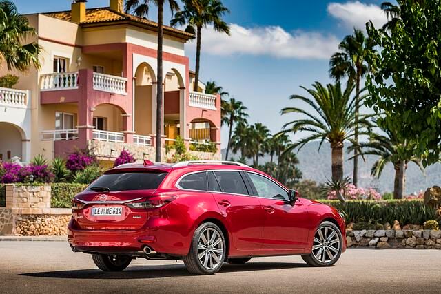 Die schwungvollen Karosserielinien, die flache Front und das dynamisch geschnittene Gepäckabteil können sich auch heute noch problemlos sehen lassen