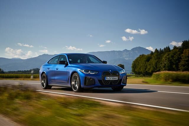 Weil die Elektronik alles im Griff hat, und praktisch keine Traktionsverluste zulässt, schießt der i4 nach vorne wie eine Kugel aus dem Revolver