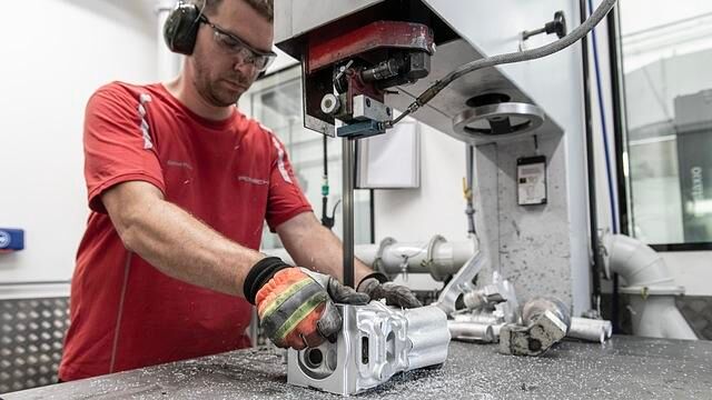 Unter anderem mussten die Zylinderköpfe in Handarbeit neu angefertigt werden