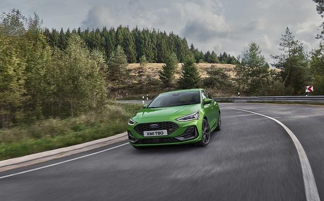 Von den Facelift-Maßnahmen profitiert auch der sportliche ST, der künftig auch in der Karosseriefarbe Mean Green Metallic bestellbar ist