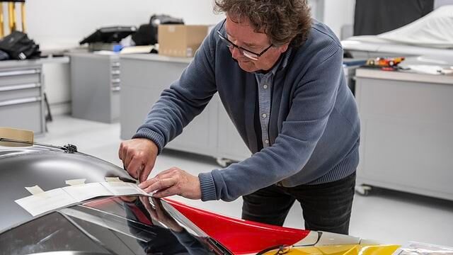 Wie 1987 kleidete der gebürtige Engländer den 962 mit roter und gelber Folie ein