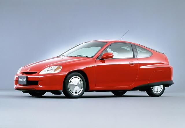 Als erstes Honda-Hybridmodell geht 1999 das Coupé Insight in Serie