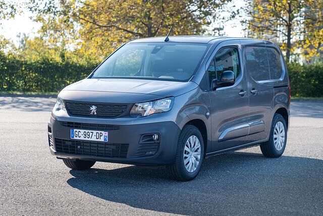 Ab Ende des Jahres komplettieren der Peugeot e-Partner und sein Citroën Pendant e-Berlingo die bereits bekannten größeren Transporter