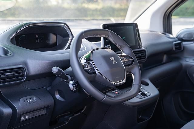 Der Peugeot glänzt mit dem bekannten digitalen i-Cockpit