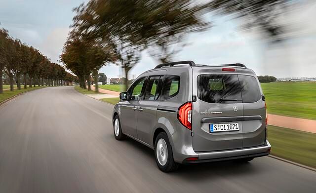 Automatisches Spurhalten, Toter-Winkel-Warner und Verkehrsschilderkennung mit selbsttätigem Einhalten des Tempolimits sind serienmäßig