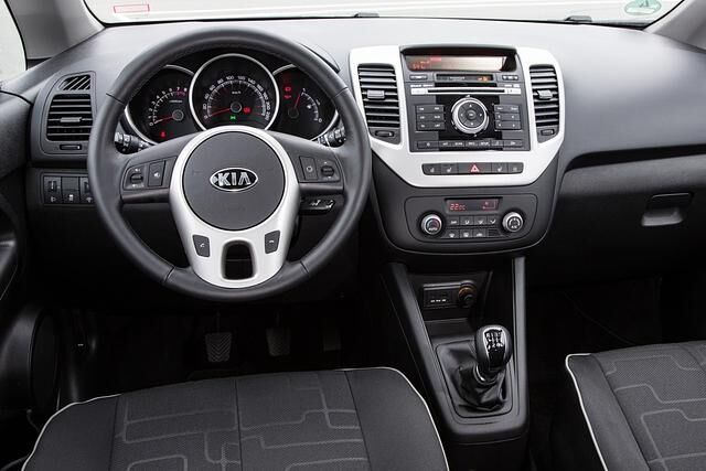 Das Interieur verzichtet auf Spielerein und setzt auf Sachlichkeit