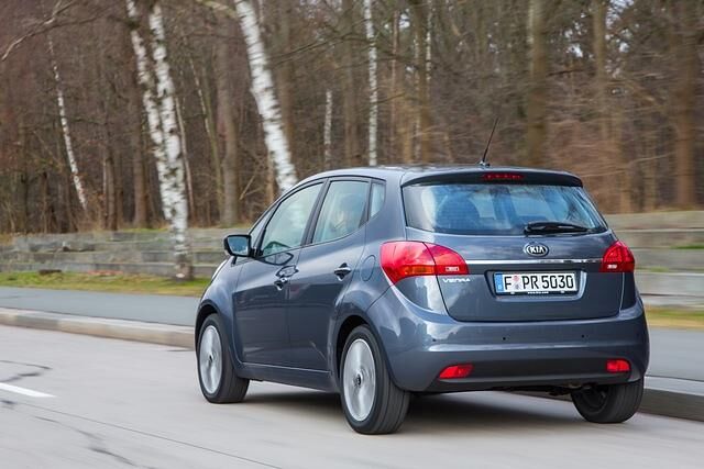 Beim Außenauftritt gibt der Venga eher das unauffällige Mauerblümchen, auch nach dem Facelift 2015 ändert sich daran nur wenig