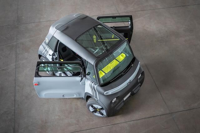 Die Fahrertür ist gegenläufig angeschlagen 