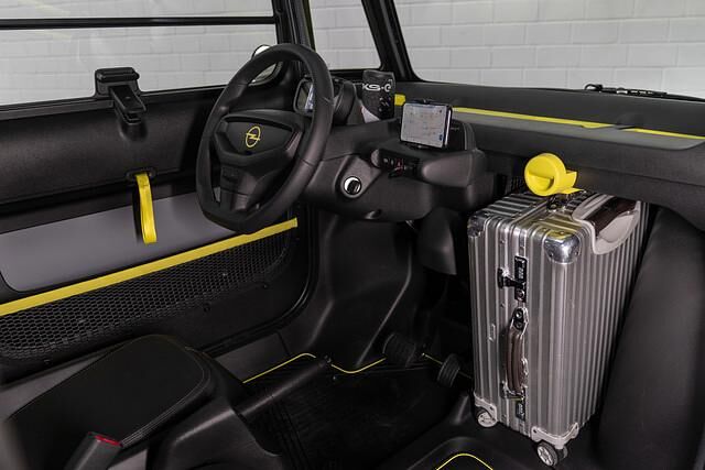 Einen Kofferraum gibt es nicht, Gepäck wird im Beifahrer-Fußraum verstaut