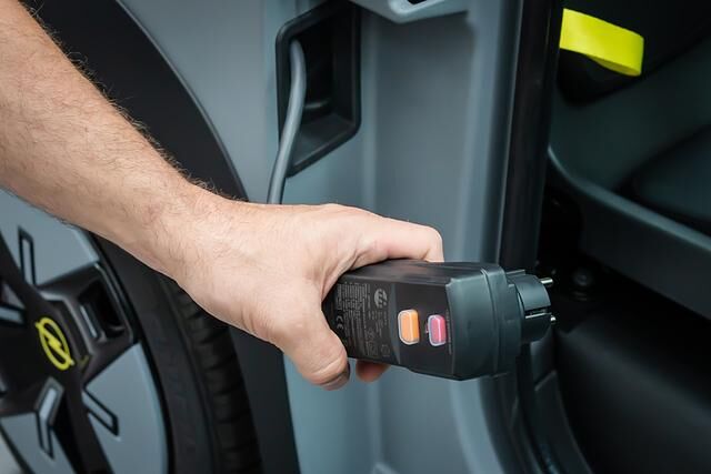 Das Ladekabel ist im Fahrzeug integriert