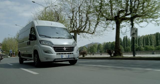 Für den Vortrieb sorgt ein 90 kW/122 PS starker E-Motor, der aus einer 47 kWh-großen Batterie gespeist wird