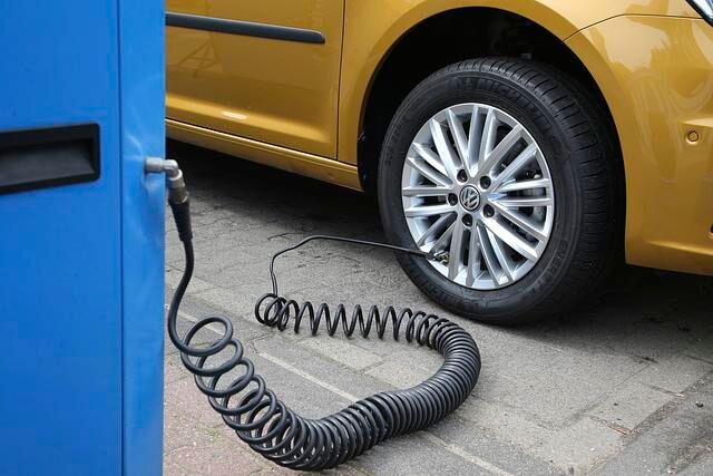 Am besten man überprüft den Reifenluftdruck regelmäßig und korrigiert ihn falls nötig