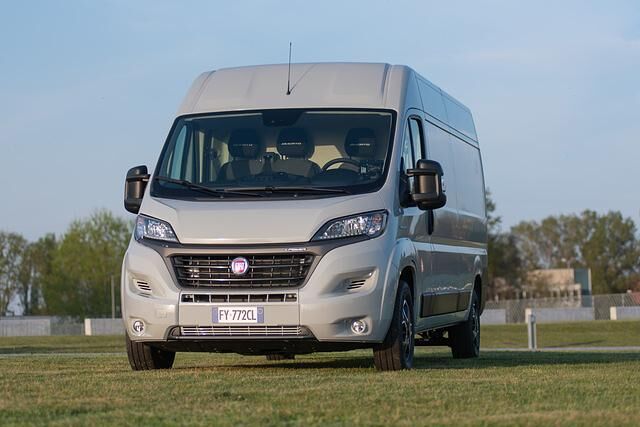 Der e-Ducato unterscheidet sich optisch nur marginal von den konventionell angetriebenen Ducato-Fahrzeugen