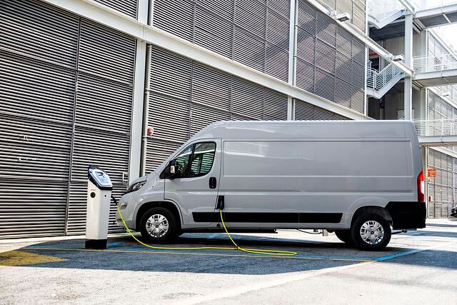 An einer Schnellladestation kann der e-Ducato mit bis zu 50 kW laden. 