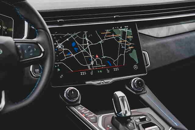 Unterm Riesendisplay gibt es nur einige wenige feste Schalter