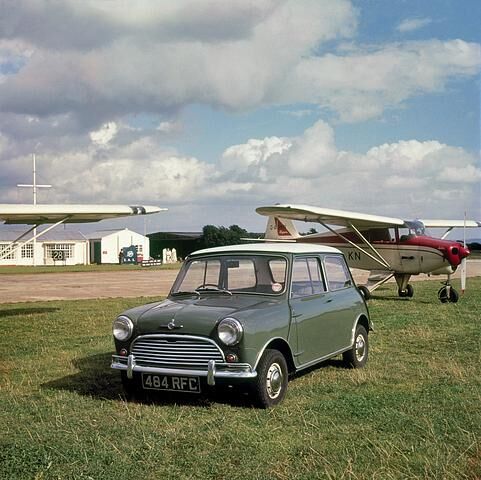 1963: Vorstellung des Austin bzw. Morris Mini Cooper S mit ursprünglich für die Formel Junior entwickeltem 1071-ccm-Motor und 70 PS Leistung