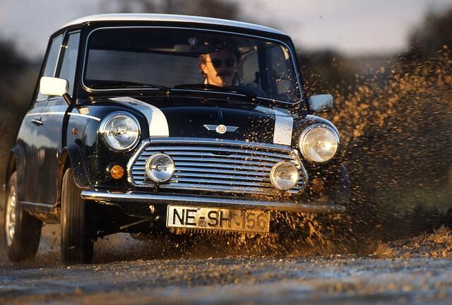 Der erste (Rover) Mini Cooper startet im Juli 1990 als auf 1.650 Einheiten limitiertes Sondermodell „John Cooper“, ehe im September ein reguläres Cooper Produktionsmodell eingeführt wird