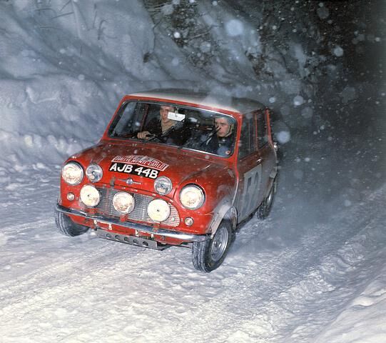 Viermal, von 1964 bis 1967, machten die Mini Cooper Schlagzeilen als Sieger der Monte, Triumphe, die damals den Stellenwert eines WM-Titelgewinns hatten